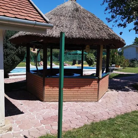 Oazis Ueduelo Apartment Tiszafured