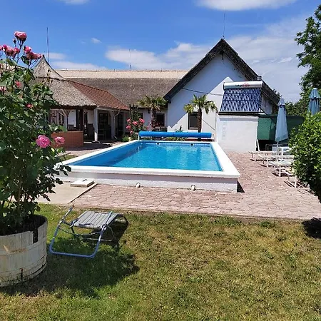 Oazis Ueduelo Apartment Tiszafured